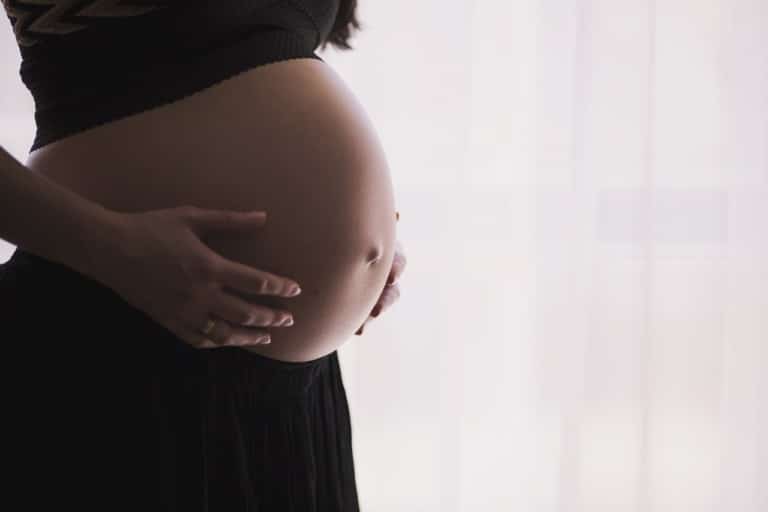 Mesures barrières maximales pour les femmes enceintes, considérées « à risque »