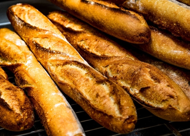 Hat&rsquo;s offre des baguettes de pain aux professionnels de santé