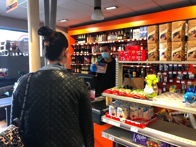 Reportage dans le quotidien des commerces de proximité en première ligne