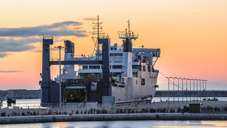 Méditerranée – Un bateau usine se lance dans la production de gel hydroalcoolique