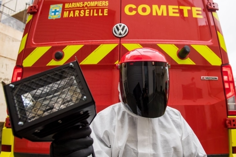 A Marseille, les marins-pompiers munis de lampes UV pour décontaminer en extérieur