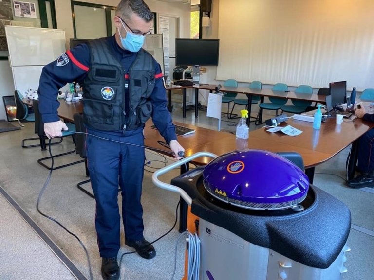 Un robot pour décontaminer les Ehpad testé par les pompiers