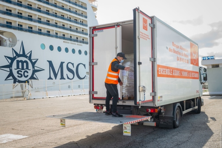 Le port réceptionne et distribue 4 tonnes de marchandises aux plus démunis