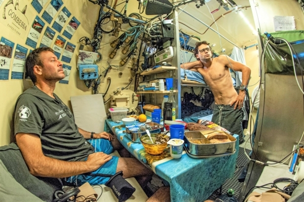 Laurent Ballesta et Yanick Gentil dans l&rsquo;espace de vie de la station bathyale©Laurent Ballesta, expéditions Gombessa