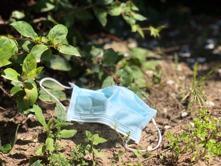 Où jeter les masques, lingettes et gants pour limiter la pollution plastique ?