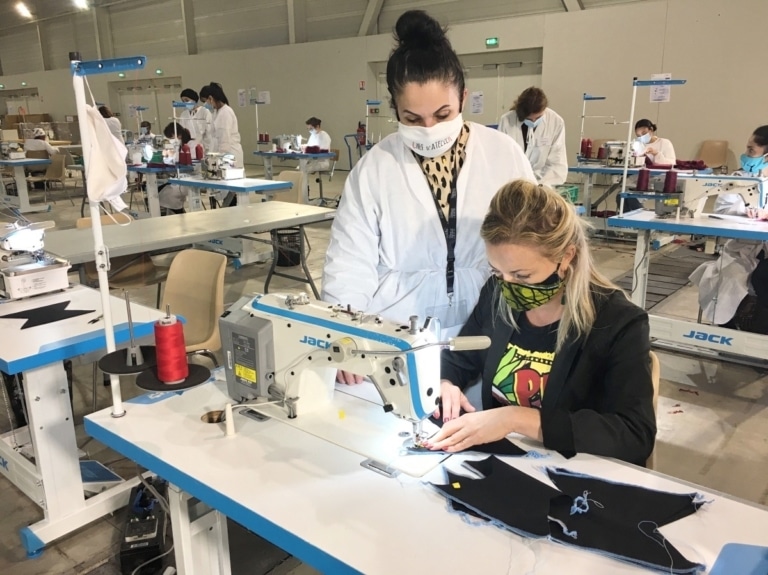 Visite en images de l&rsquo;usine de production de masques du parc Chanot