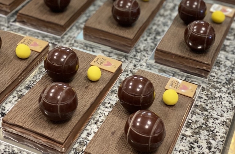 Une pâtisserie propose un terrain de boules en praliné pour la fête des pères