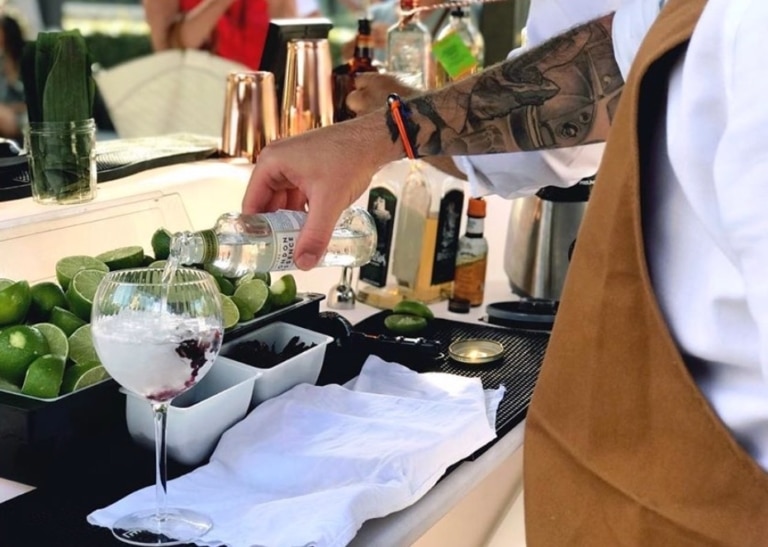 Un mixologue marseillais lance l&rsquo;anniversaire déconfiné, un bar à cocktails itinérant à domicile