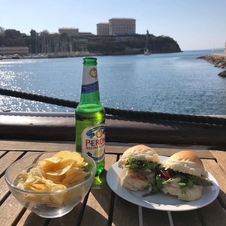 Le Bar sur la mer pour déguster l&rsquo;apéro sur un voilier au coucher du soleil