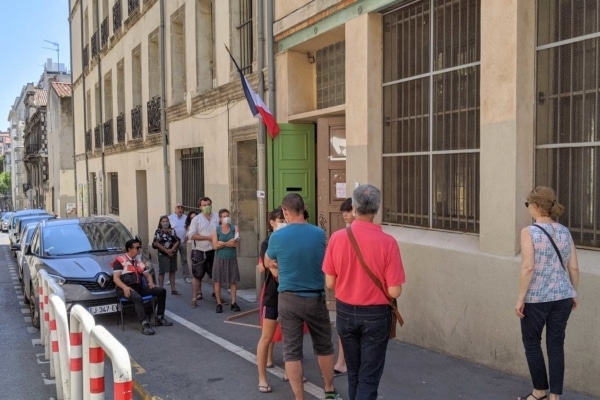 bureau-vote-abeilles-marseille-queue