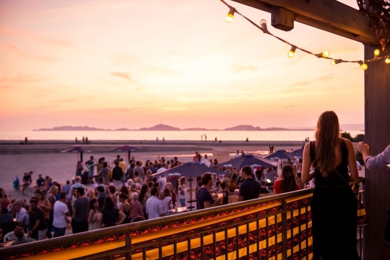 La Cabane des amis, le nouveau bar à Marseille pour chiller à la plage