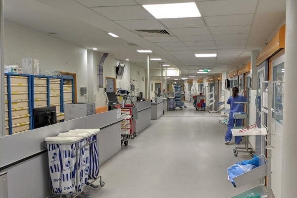 couloir-hopital-urgence-timone