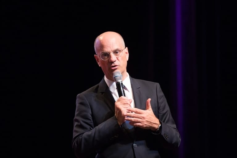 Jean-Michel Blanquer annonce l&rsquo;allègement des mesures de distanciation physique à l&rsquo;école