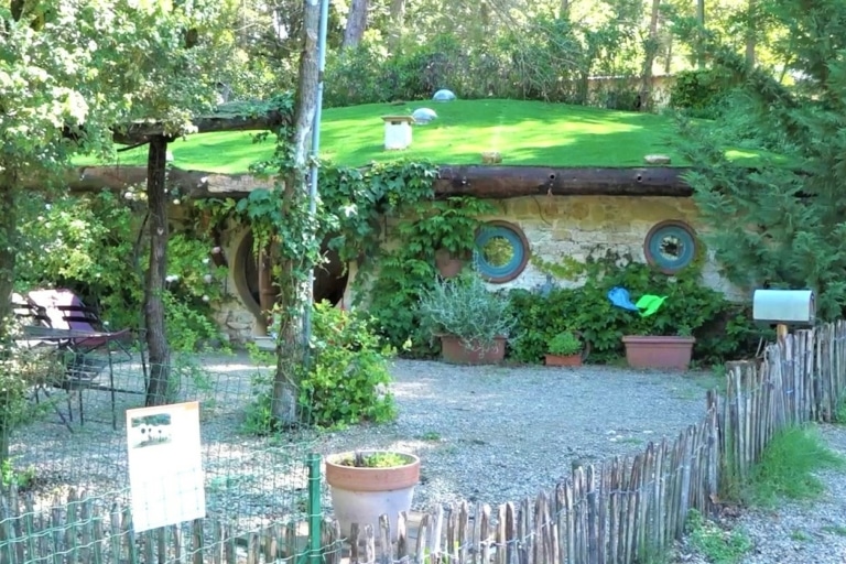 Tanière de hobbit ou cabane dans les arbres : un séjour insolite en pleine nature