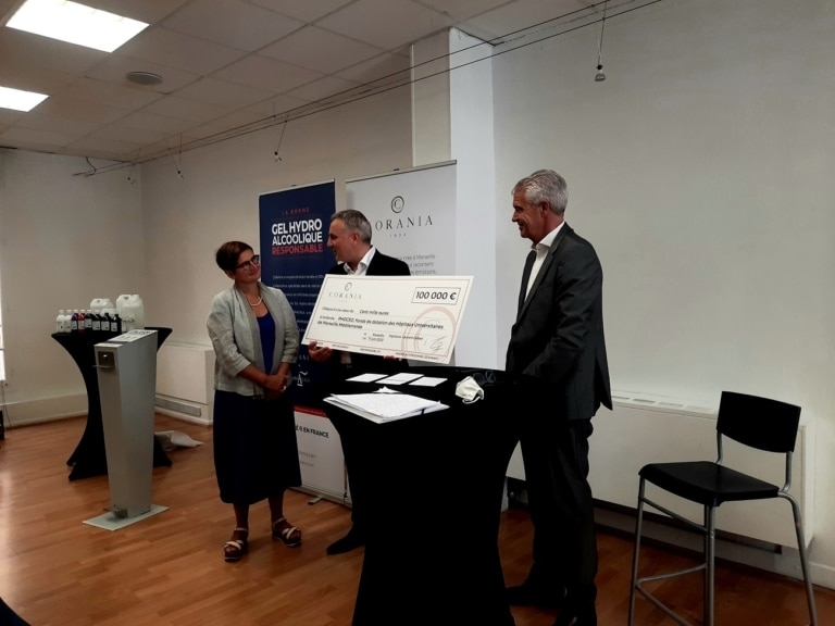 La parfumerie Corania remet un chèque de 100 000 € aux Hôpitaux de Marseille