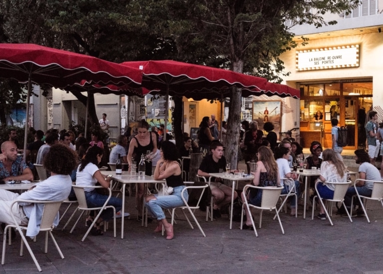Sur le Cours Julien, La Baleine fait son cinéma jusque dans l&rsquo;assiette
