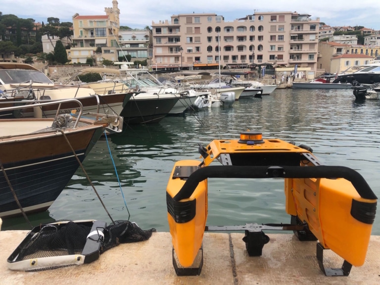 Vidéo – Le Jellyfishbot s&rsquo;équipe de filets revalorisés pour récupérer les déchets marins