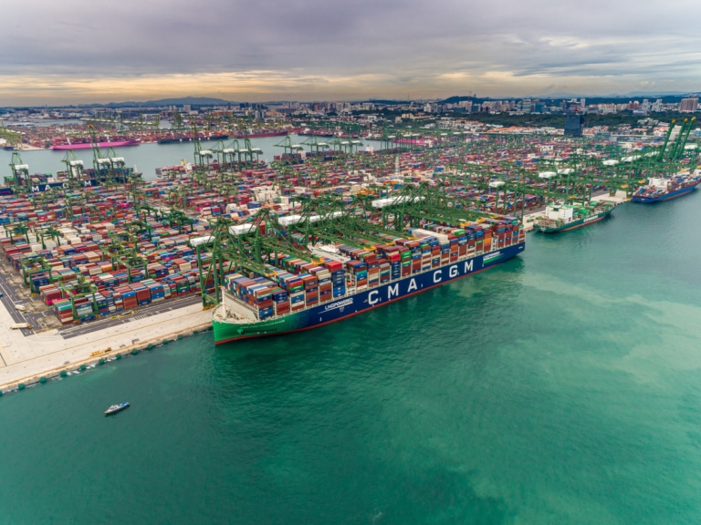 Le navire au GNL de la CMA CGM  établit un record du monde de charge de conteneurs
