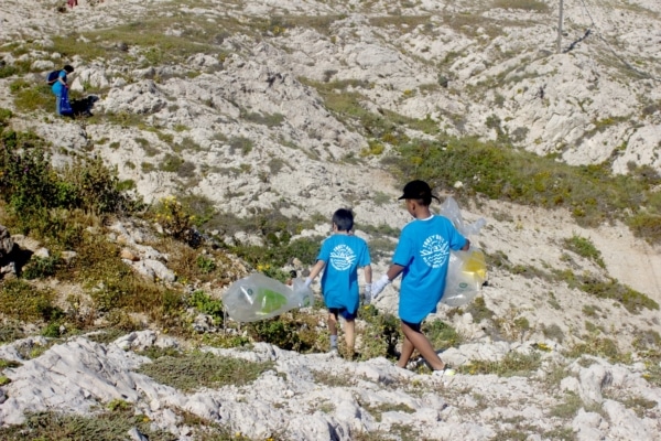 Calanque-Propre-ramassage-dechet-enfant