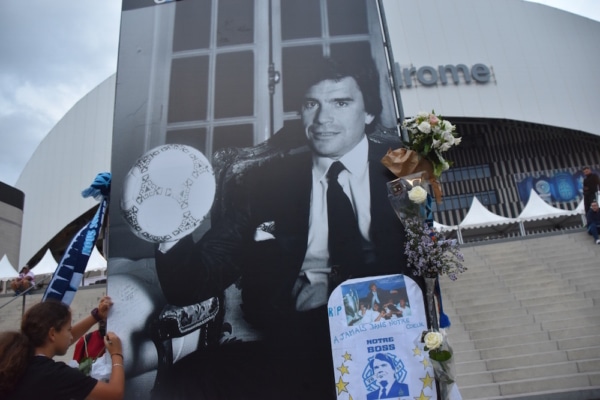 barnard-tapie-hommage-au-stade-marseille