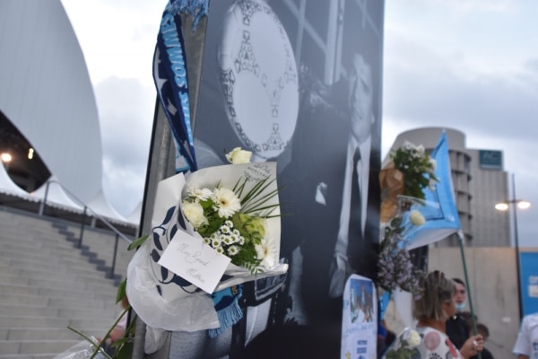 , En images : Les Marseillais clament leur amour &agrave; Bernard Tapie devant le V&eacute;lodrome, Made in Marseille