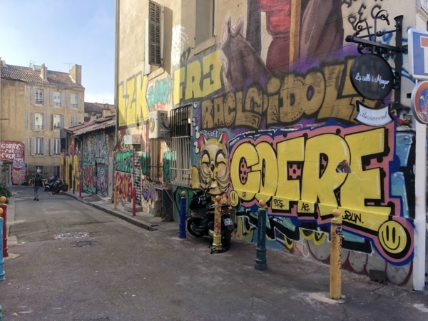 cofre-cours-julien-hommage-graffiti
