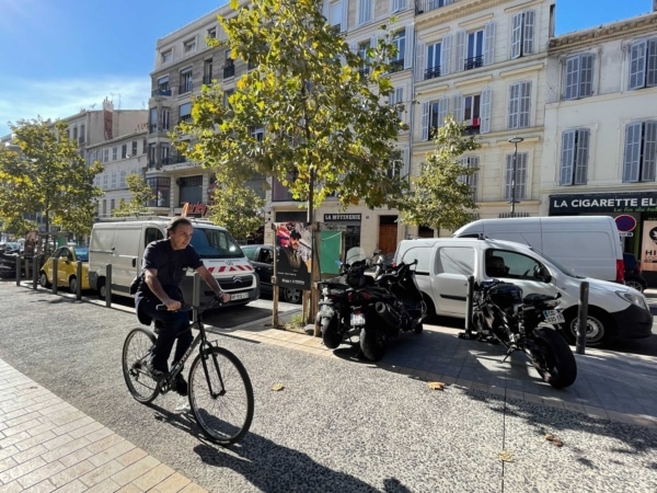 cours-lieutaud-vélo-arbre-voiture