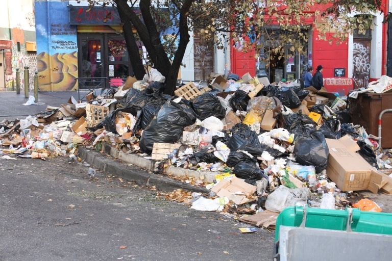 Les raisons de la grève et les solutions pour limiter les débordements des déchets dans les rues