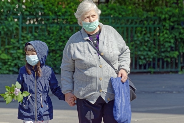 enfants-grands-parents-masque