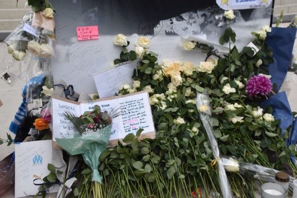 fleurs-hommage-bernard-tapie