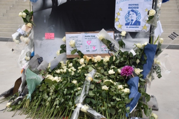 , En images : Les Marseillais clament leur amour &agrave; Bernard Tapie devant le V&eacute;lodrome, Made in Marseille