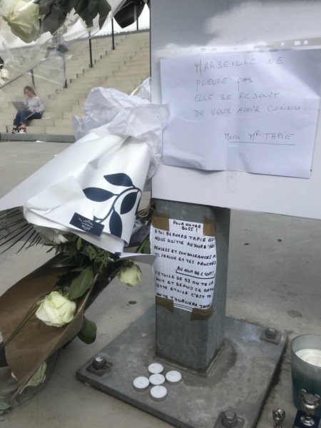 , En images : Les Marseillais clament leur amour &agrave; Bernard Tapie devant le V&eacute;lodrome, Made in Marseille