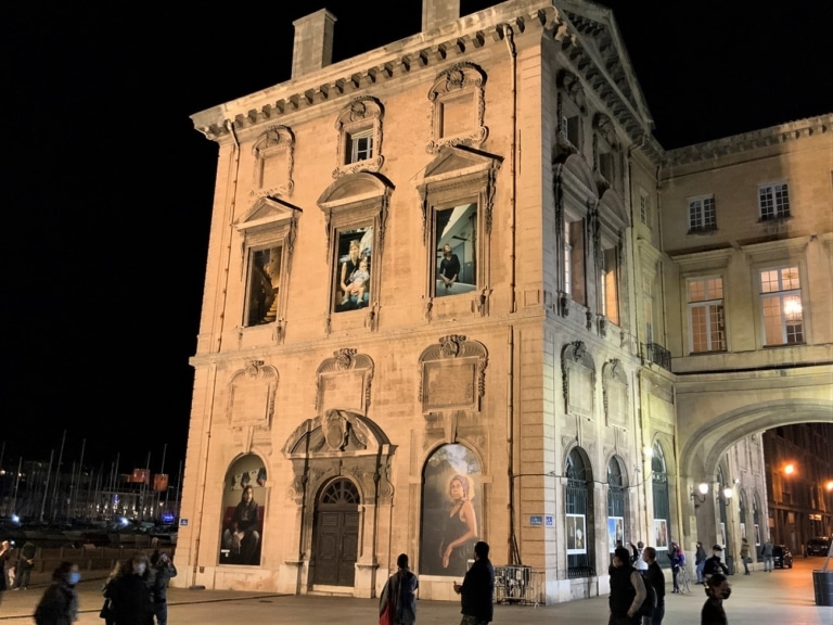 Indigne Toit : Une exposition hommage aux délogés de Noailles sur la mairie de Marseille