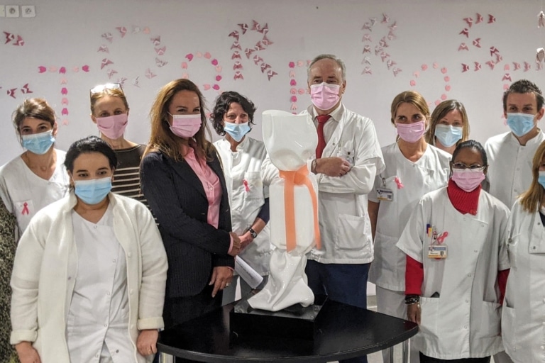 Octobre Rose : l&rsquo;artiste Jenk offre une œuvre à l&rsquo;institut de radiothérapie de l&rsquo;hôpital Nord