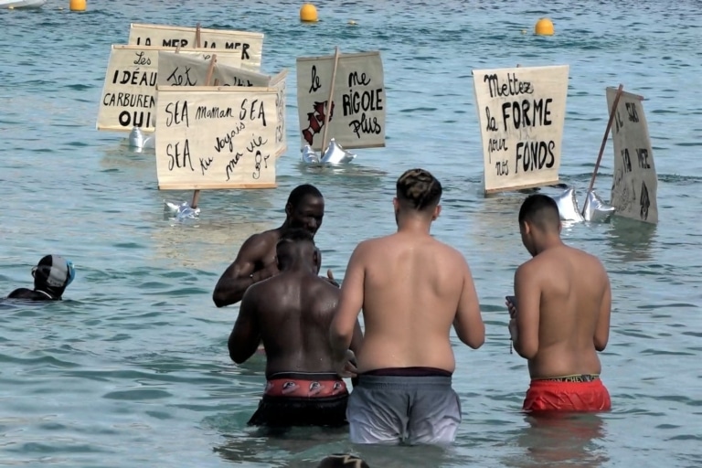 Insolite : manifestation aquatique et humoristique du peuple marin aux Catalans