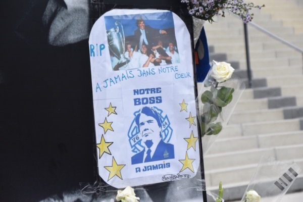 , En images : Les Marseillais clament leur amour &agrave; Bernard Tapie devant le V&eacute;lodrome, Made in Marseille