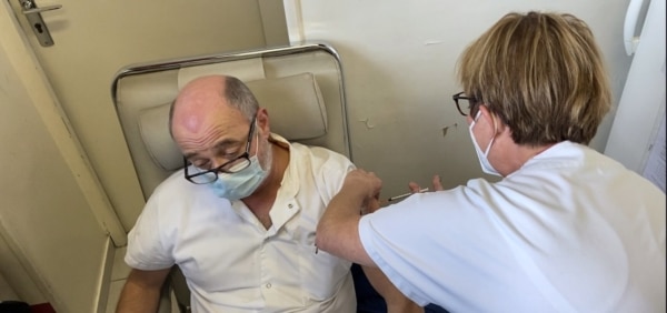 medecin-vaccin-covid-pfizer-timone