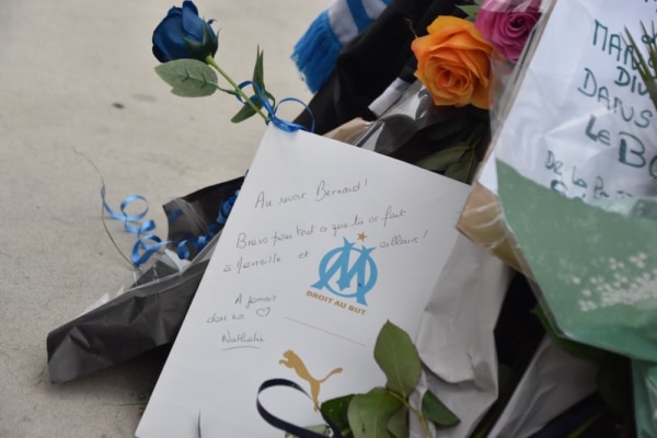 , En images : Les Marseillais clament leur amour &agrave; Bernard Tapie devant le V&eacute;lodrome, Made in Marseille