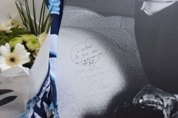 , En images : Les Marseillais clament leur amour &agrave; Bernard Tapie devant le V&eacute;lodrome, Made in Marseille