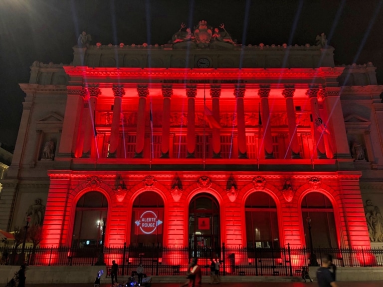 Alerte rouge : le Palais de la Bourse illuminé en soutien aux activités événementielles