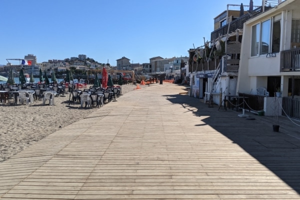 plage-pointe-rouge-promenade-bois