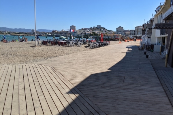 plage-pointe-rouge-promenade-bois-terrasse