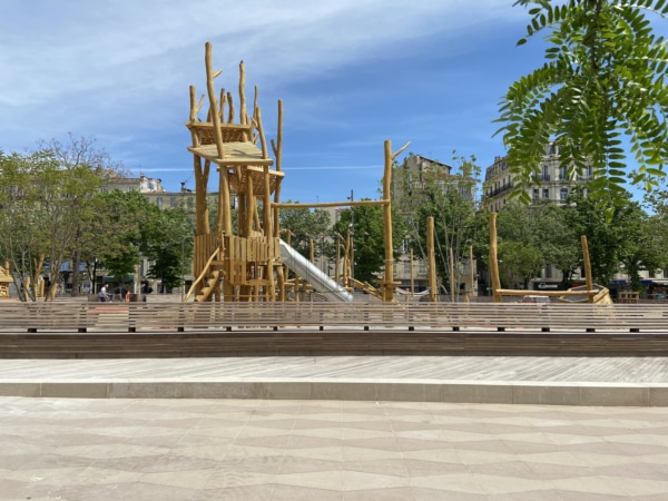 plaine-enfant-jeu-bois-arbre