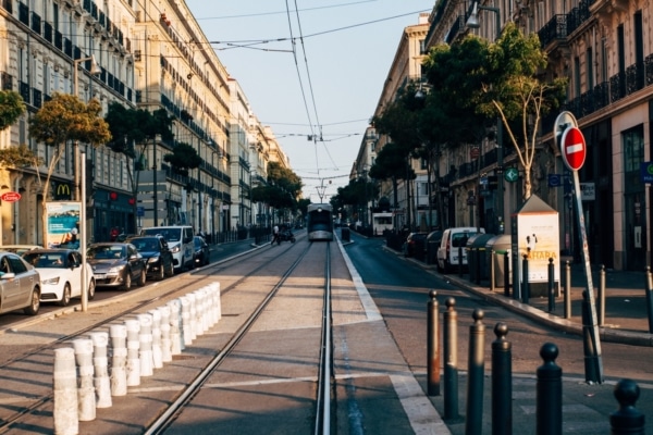 rue-voiture-joliette-tramway-transport-stationnement