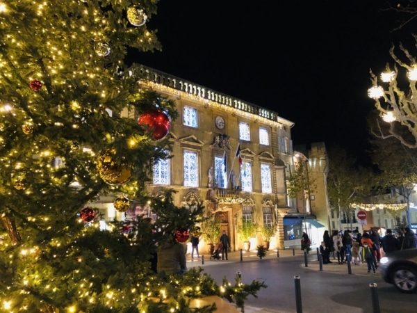 salon-provence-sapin-decoration-illumination-noel