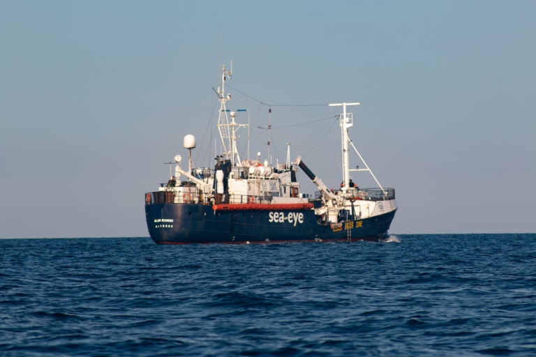 Le navire Alan Kurdi de l’ONG Sea Eye en route vers Marseille avec 133 rescapés à bord