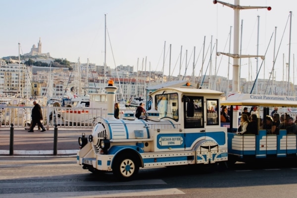 tourlsme-touriste-ete-vieux-port-petit-train