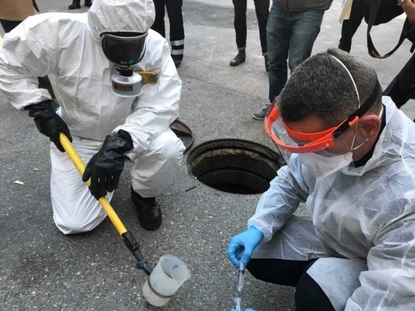 une-prelevement-eau-use-covid-marin-pompier-marseille
