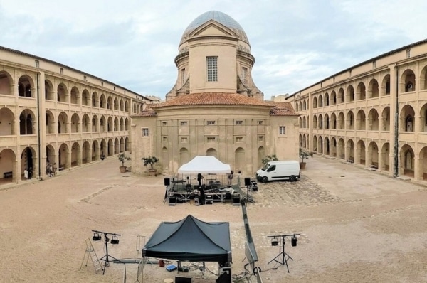 vieille-charite-scene-panier-concert-monument