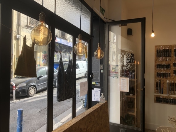 vitrine-fil-en-trop-tricot